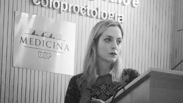 Karina no púlpito em congresso na Faculdade de Medicina da USP